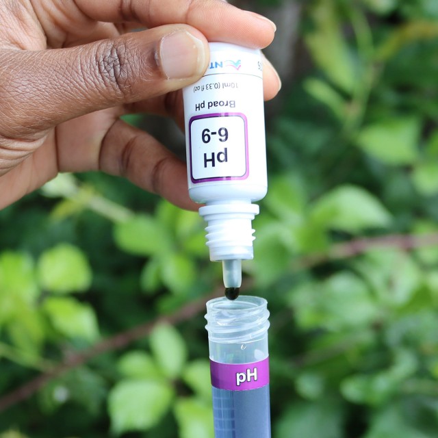 Pond Lab Mini-Test Kit (5ml) Lifestyle 1